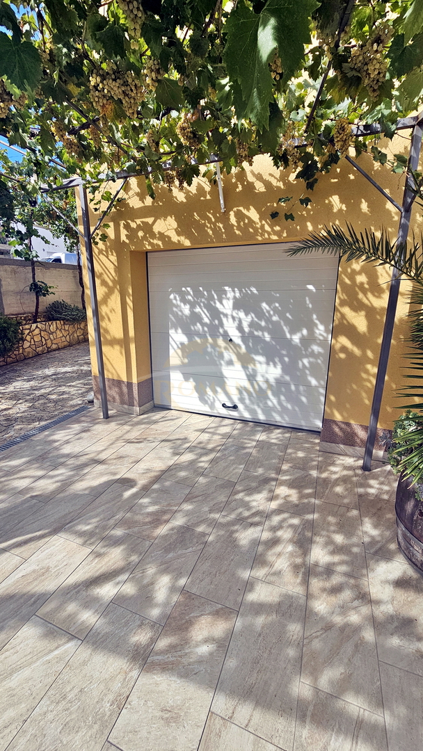 Casa con appartamenti a Okrug Gornji/Čiovo, seconda fila dal mare - 5 appartamenti